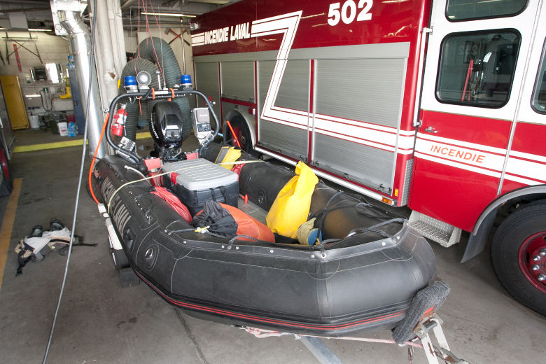 En plus de ses trois camions, la caserne no 2 doit aussi entreposer son zodiac, utile pour les interventions nautiques.