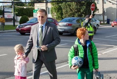 Les élus municipaux lavallois, dont le maire Marc Demers, ont accompagné les brigadiers scolaires dans leur travail, ce matin.