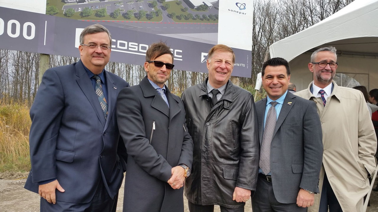 Sur la photo, de gauche à droite, Gilbert Leblanc, vice-président Développement, investissement et immobilier Laval Technopole, Michel Grennan, président de Cosoltec, Marc Demers, maire de Laval, David De Cotis, président de Laval Technopole, et Normand Bélanger, président-directeur général du Fonds immobilier de solidarité FTQ.