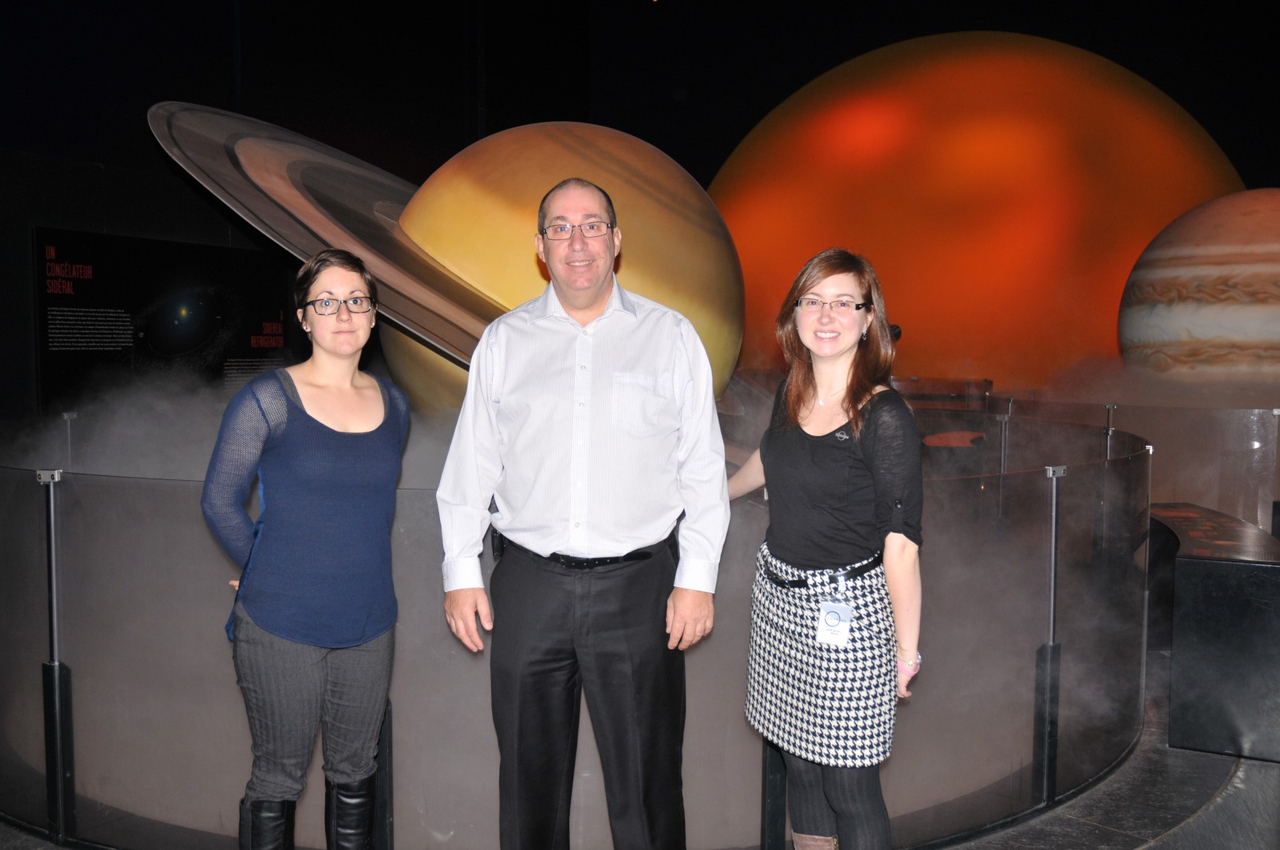 L'équipe de direction du Cosmodôme de Laval a de grandes ambitions pour les prochaines années. Sur la photo, Marie-Julie Moreau, Responsable ventes et marketing, Marc De Blois, Directeur général, et Marie-Michèle Limoges, Directrice contenu scientifique et formation