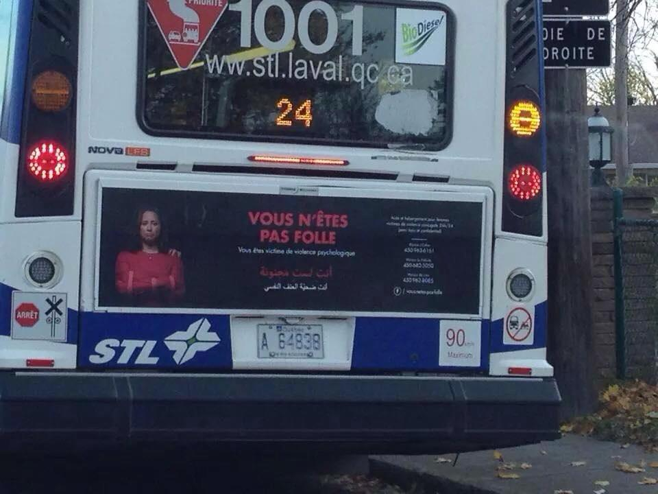 Les affiches de la campagne contre la violence psychologique faite aux femmes peuvent être vues sur les autobus de la ville dans différentes langues