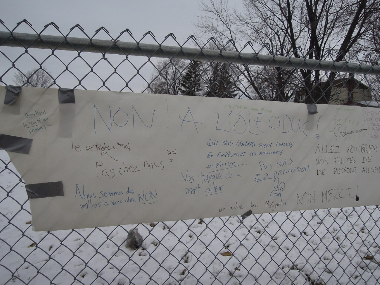 Des messages de colère ont été installés sur les grilles délimitant le terrain d'Enbridge.