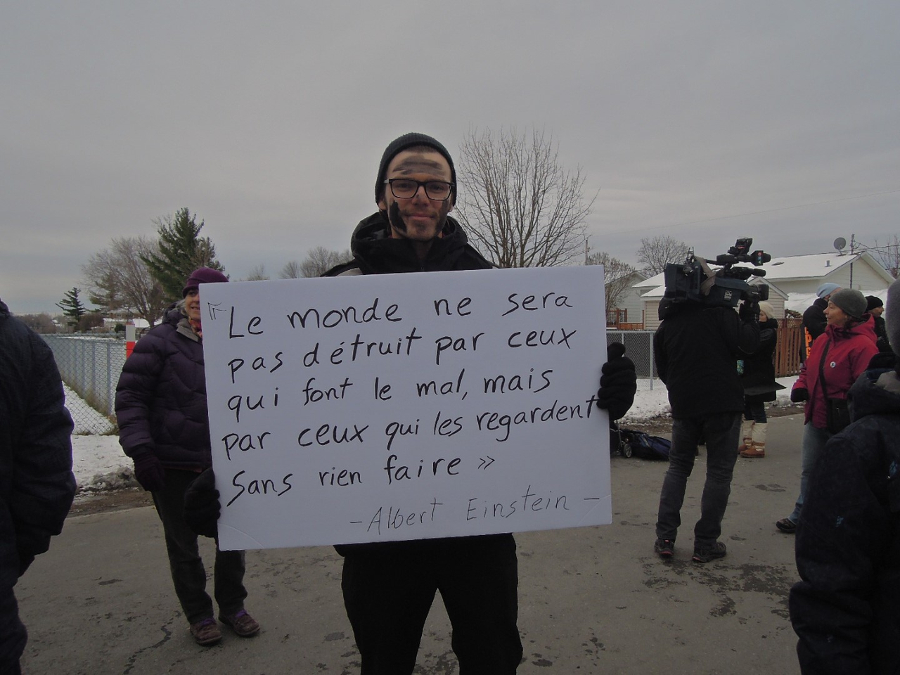 Les manifestants s'étaient peint le visage en noir.