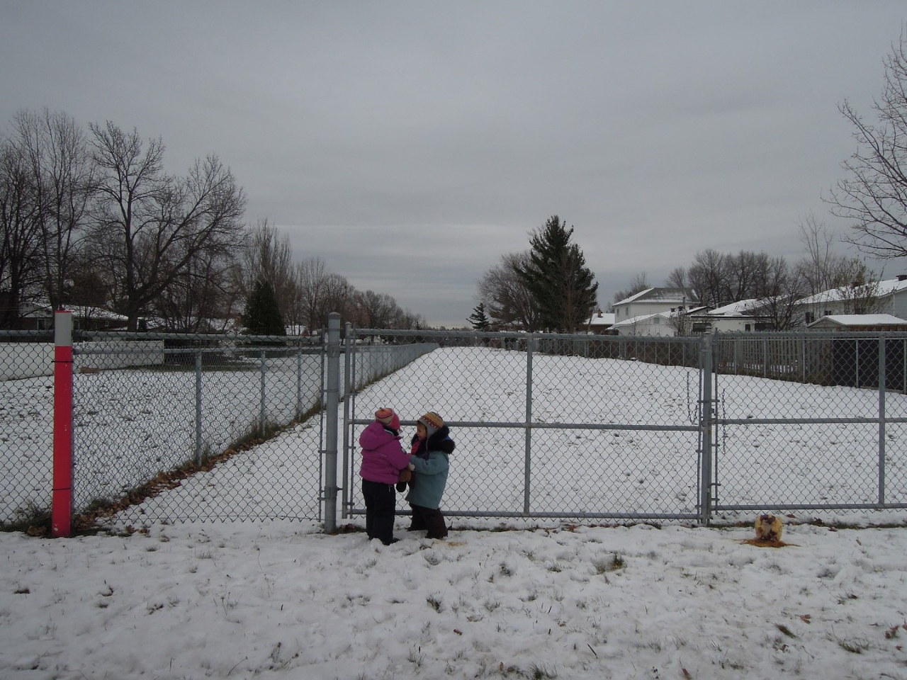 Isis et Olivia jouent sur le chemin du pipeline.