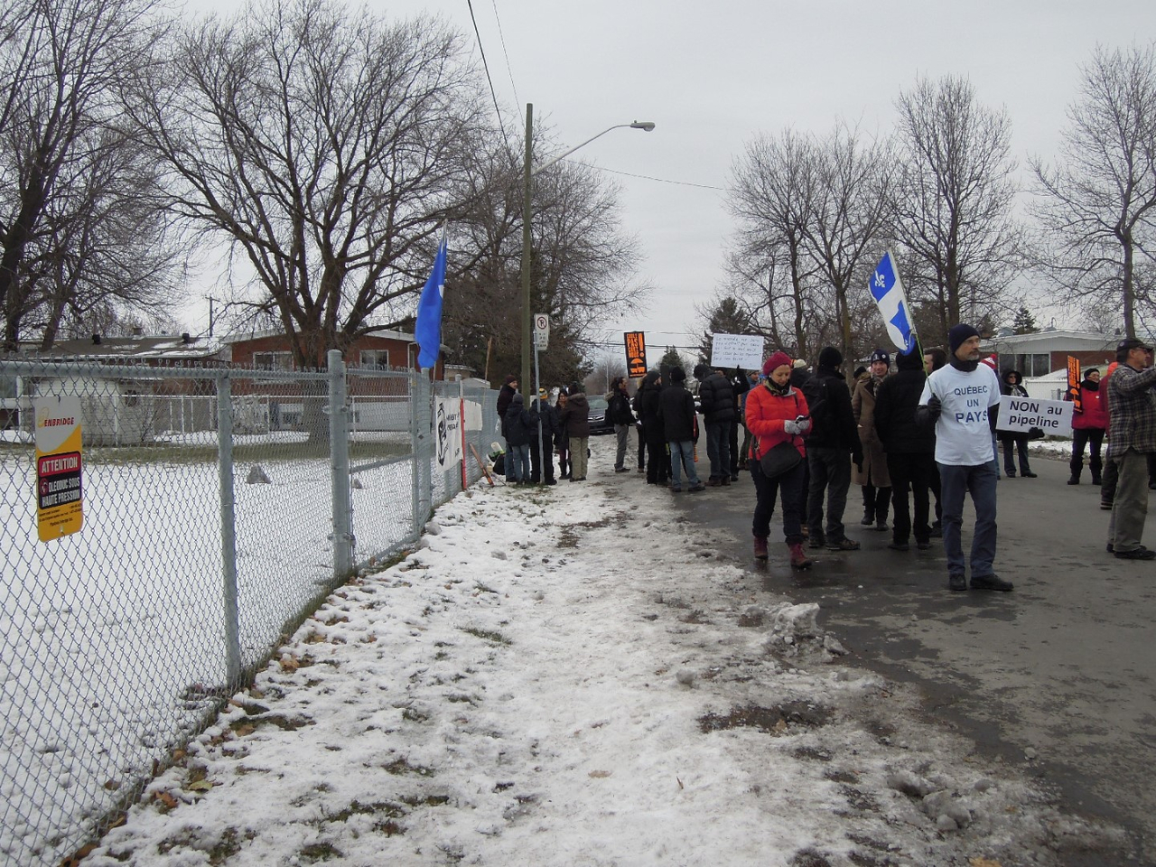 Un panneau indique que le pipeline passe à cet endroit.