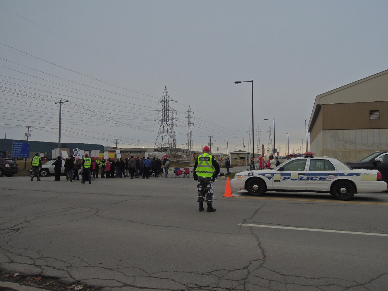 Sur la rue Cunard, les chaises des manifestants empêchent l'accès au service de l'environnement.