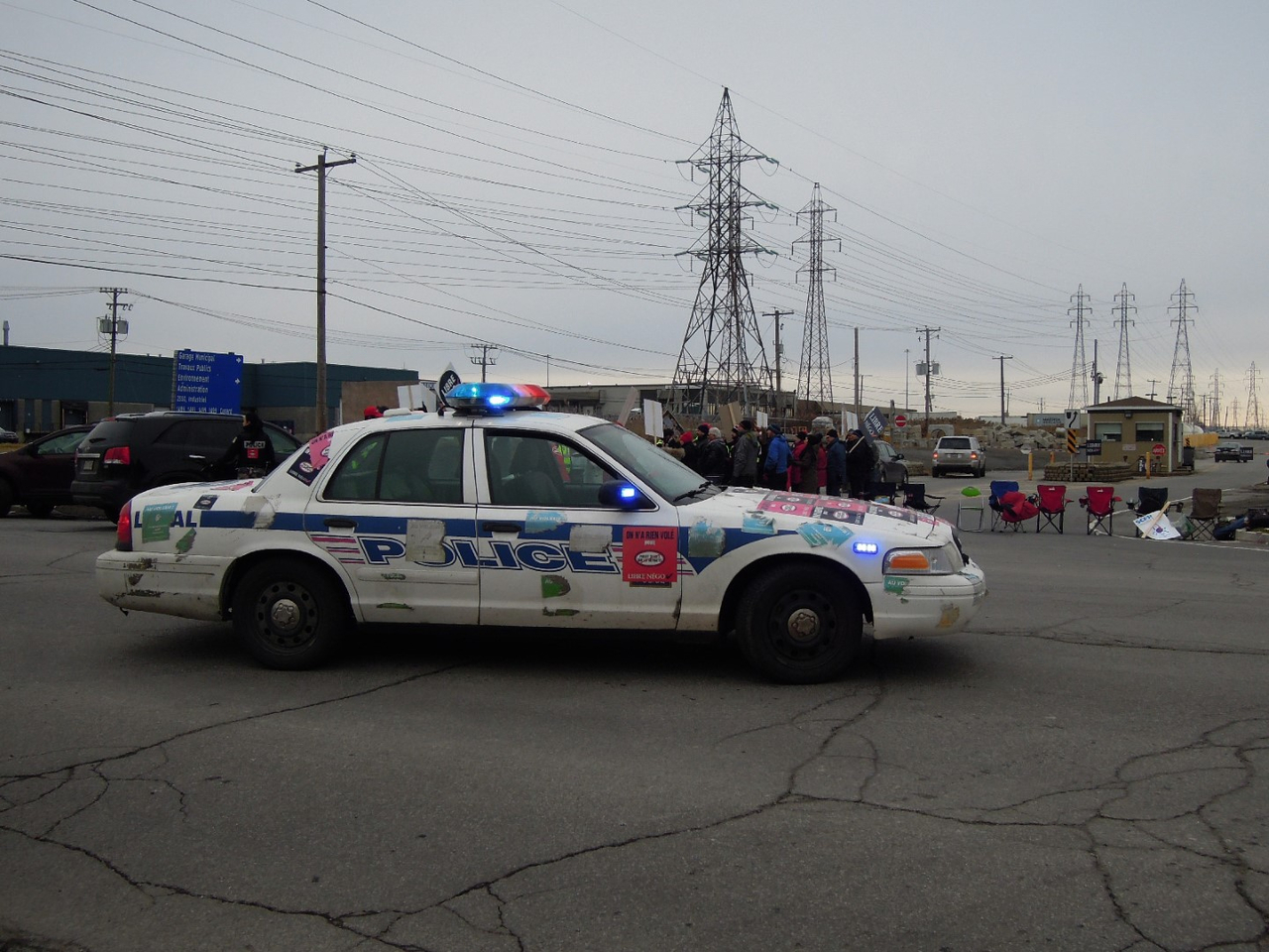 La police encadre les manifestants tout en affichant son soutien.