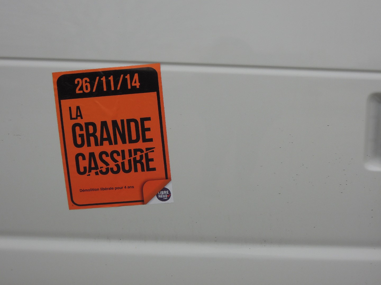 Partout dans la ville, on peut voir des autocollants annonçant "la grande cassure".