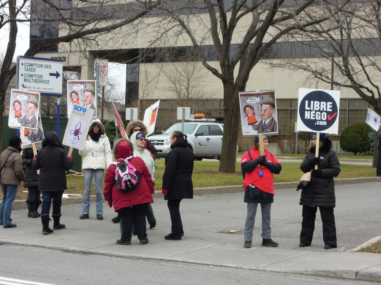 Les manifestants interpellent les voitures qui passent sur le boulevard Chomedey.