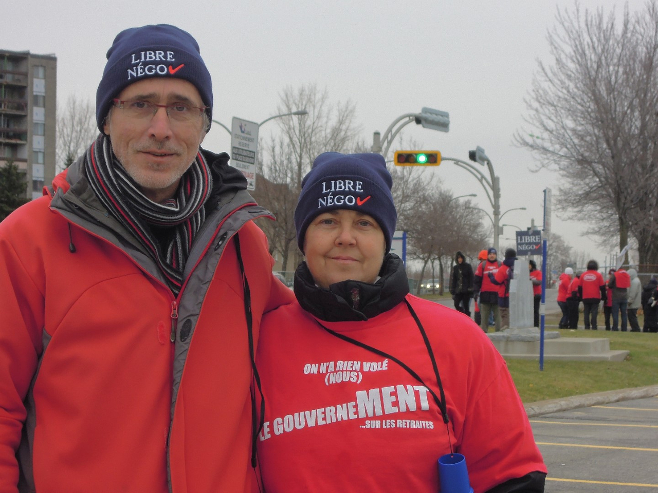 Réal Leboeuf et Hélène Daoust sont venus manifester devant l'hôtel de ville.