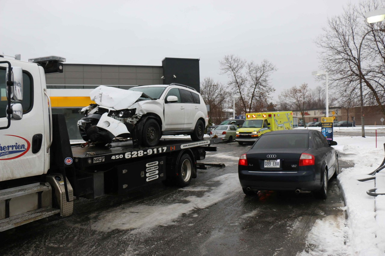 Collision au coin Curé-Labelle et boulevard des Oiseaux