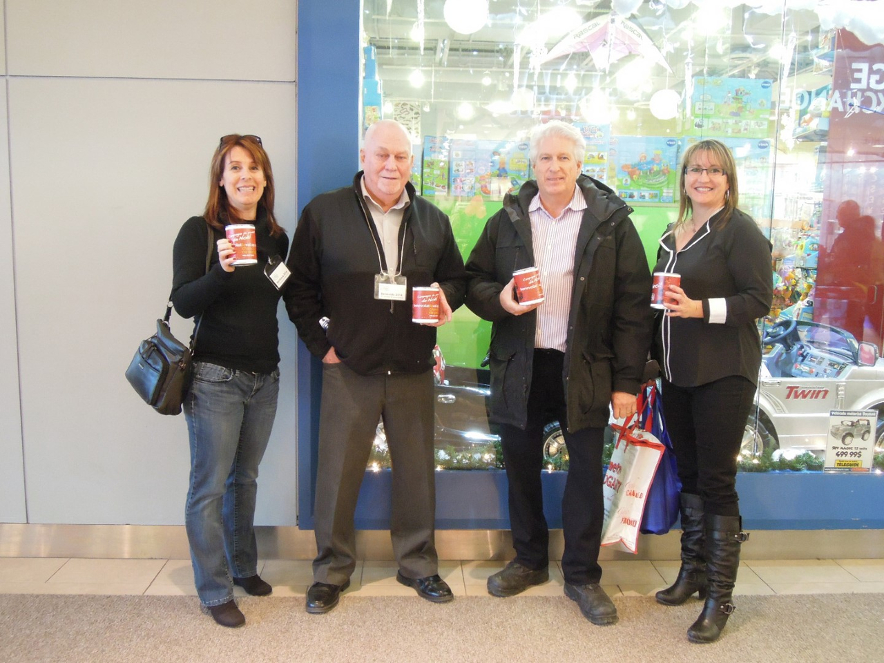 Danielle Patry (représentante publicitaire à L'Écho), Ronald Rioux (bénévole), Michel Landry (Moisson Laval) et Johanne Roussy (représentante publicitaire à L'Écho)