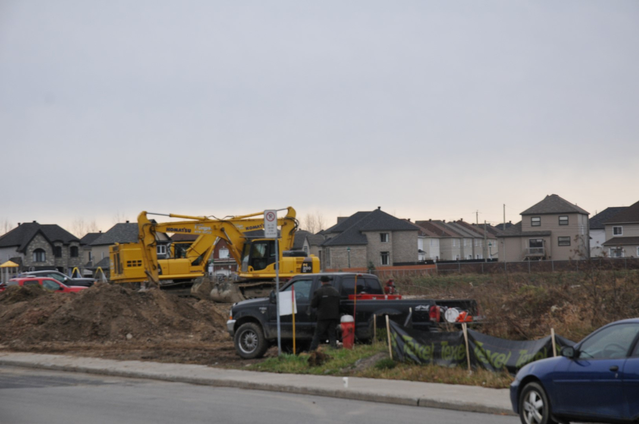 Terrain de soccer parc Stéphanie : les travaux reprendront lundi sous haute surveillance