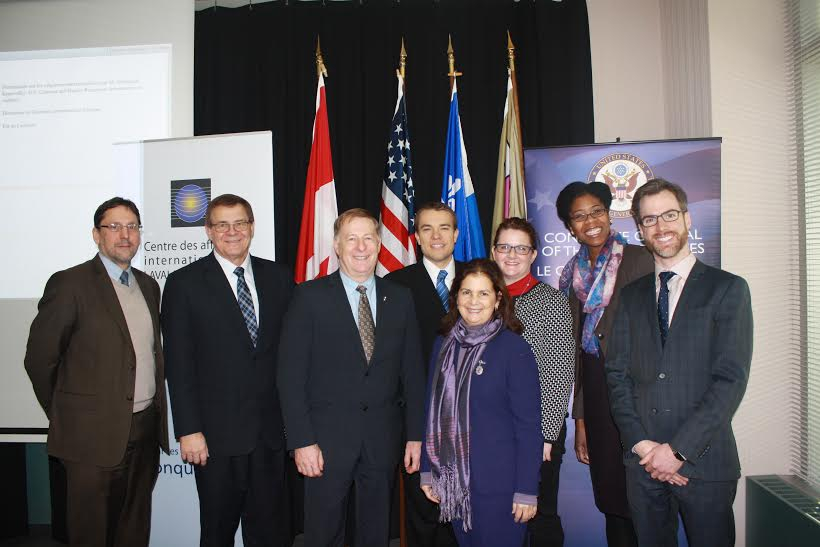 De gauche à droite : Brian Ferinden, attaché de presse et culturel, Consulat général des États-Unis de Montréal, Damien Cloutier, vice-président - Stratégie d'affaires et financement de Laval Technopole et directeur des opérations du CLD de Laval, Marc Demers, maire de Laval, Andrew Zvirzdin, Consul aux Affaires politiques et économiques, Consulat général des États-Unis de Montréal, Nina M. Fite, Consule générale des États-Unis à Montréal, Jari Barnett, Vice-Consule, Affaires consulaires, Consulat général des États-Unis à Montréal, Artina Davis, conseillère sénior Services commerciaux des États-Unis, Consulat général des États-Unis de Montréal, Bruno Séguin, directeur par intérim du Centre des affaires internationales de Laval Technopole.

