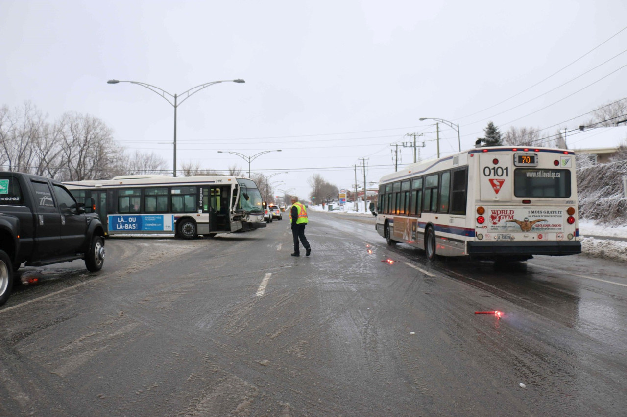 Collision entre un autobus de la STL et un poids lourd