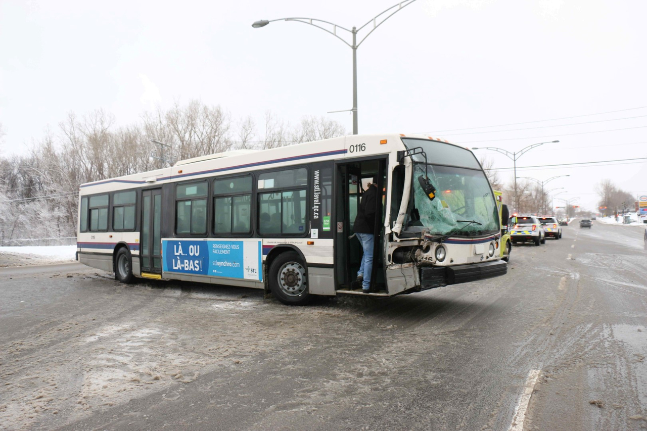 Collision entre un autobus de la STL et un poids lourd