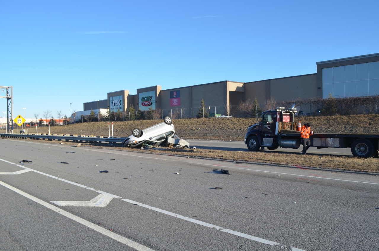 PHOTOS : Un homme gravement blessé dans un accident à Laval