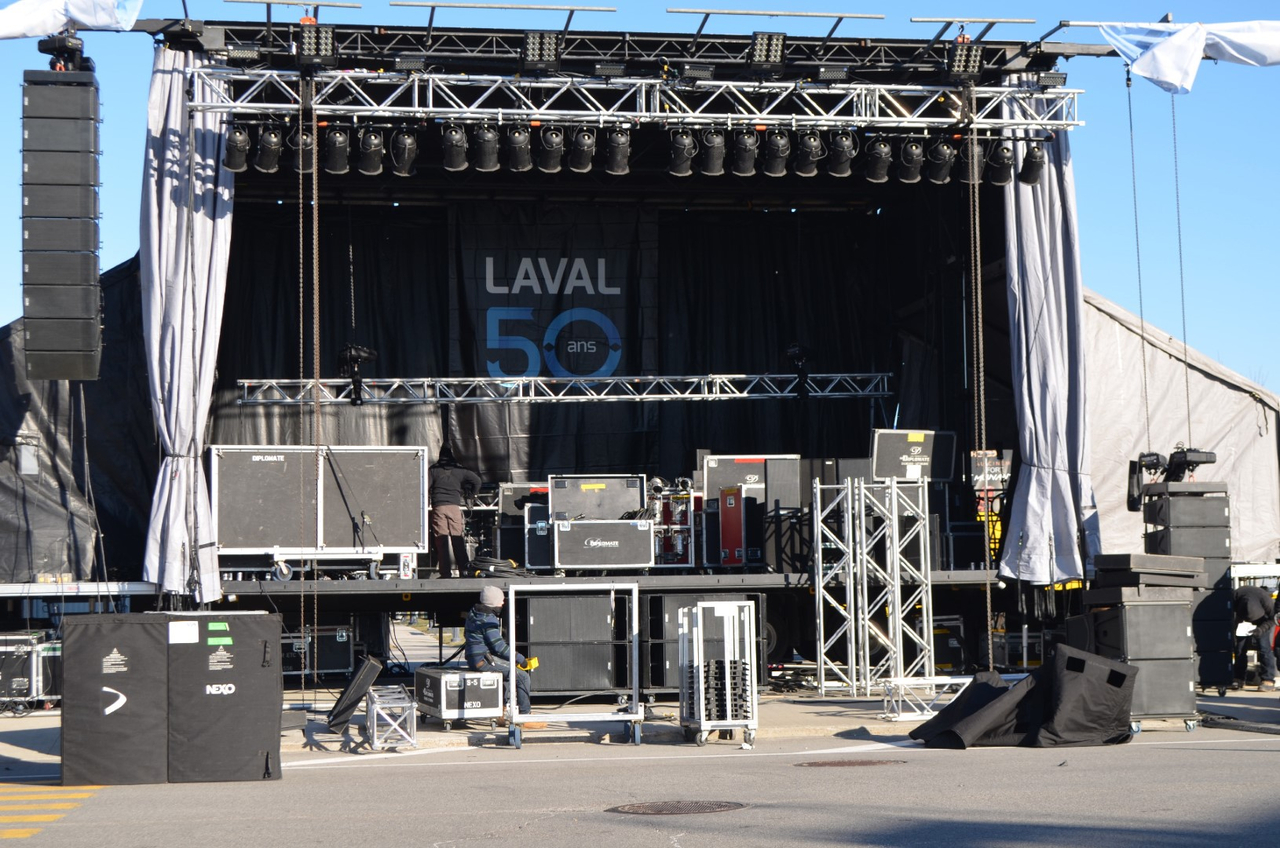La scène du concert est installée au Centropolis