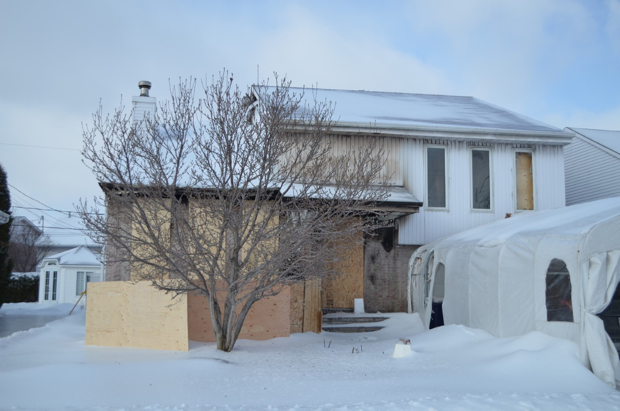 Ce bungalow de la rue Éliane a été lourdement endommagé par un incendie vendredi dernier.