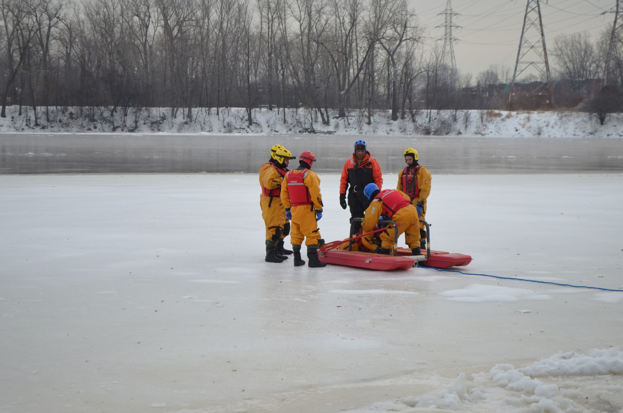 PHOTOS : Les pompiers de Laval s'entraînent au sauvetage sur glace