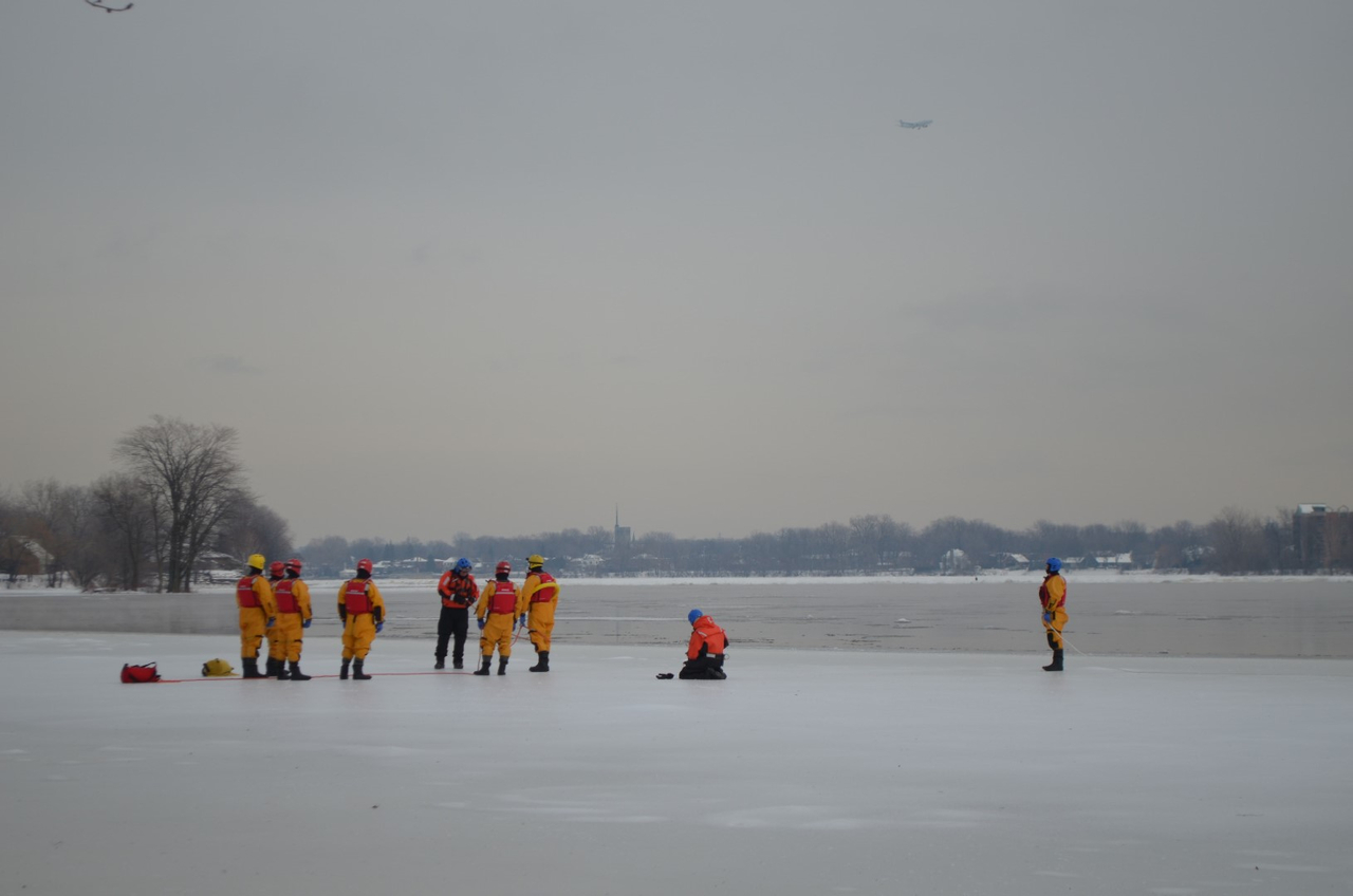 PHOTOS : Les pompiers de Laval s'entraînent au sauvetage sur glace