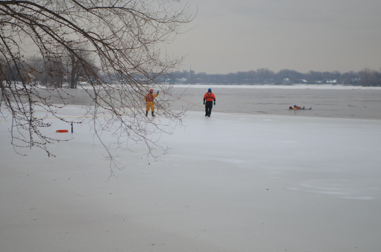 PHOTOS : Les pompiers de Laval s'entraînent au sauvetage sur glace