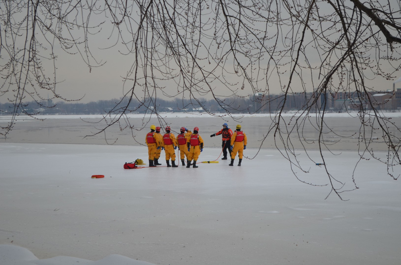 PHOTOS : Les pompiers de Laval s'entraînent au sauvetage sur glace