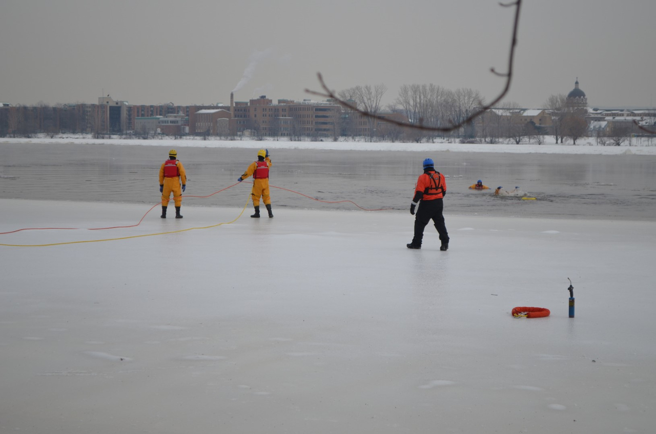 PHOTOS : Les pompiers de Laval s'entraînent au sauvetage sur glace