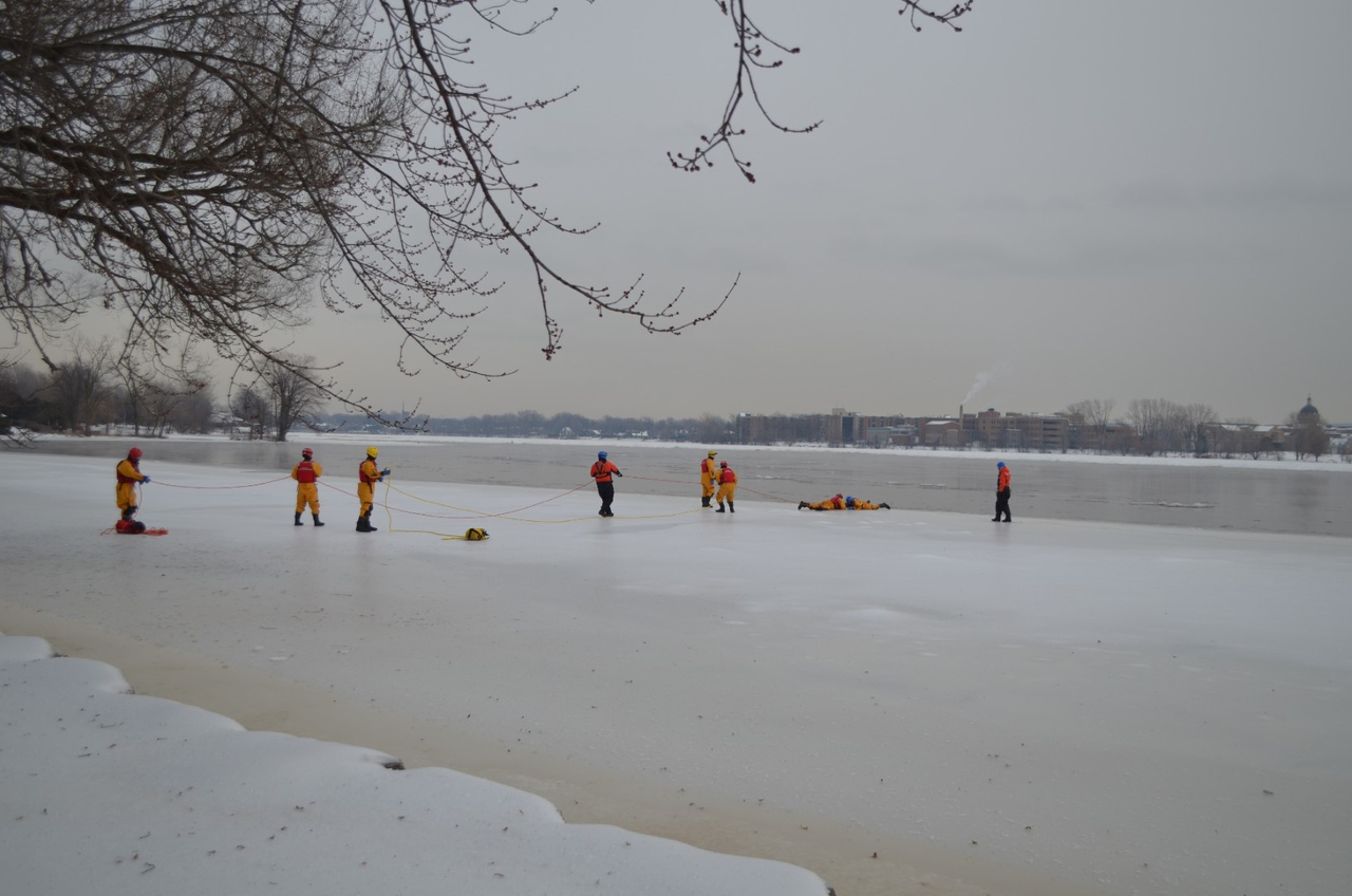 PHOTOS : Les pompiers de Laval s'entraînent au sauvetage sur glace