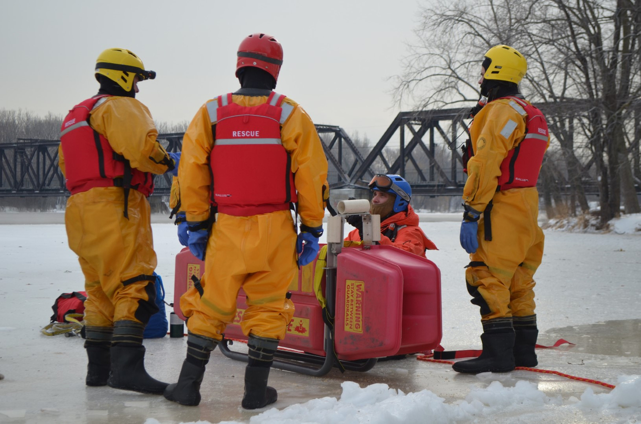 PHOTOS : Les pompiers de Laval s'entraînent au sauvetage sur glace