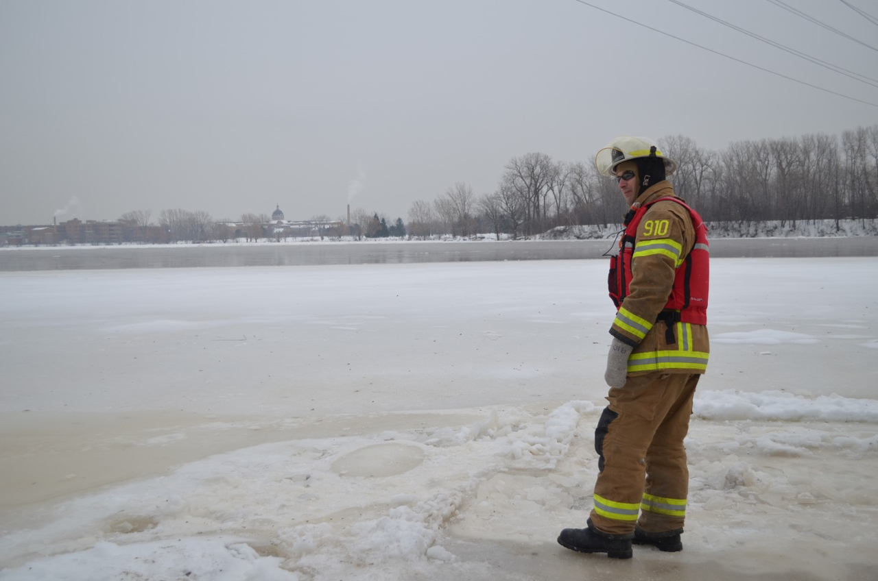 PHOTOS : Les pompiers de Laval s'entraînent au sauvetage sur glace