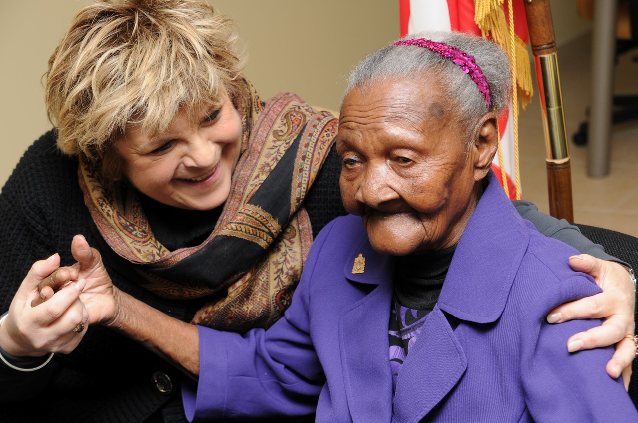 Cécilia Laurent en compagnie de la députée de l'époque, Raymonde Folco.