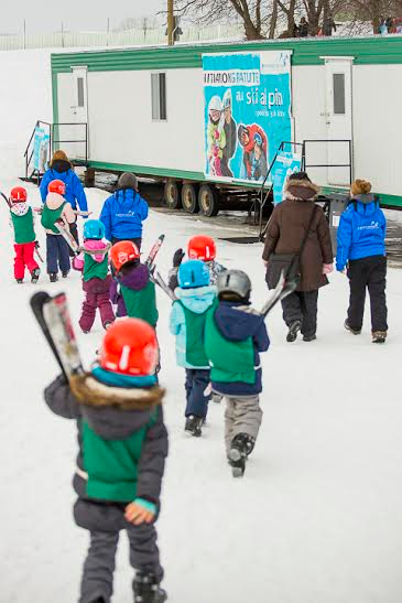 Les enfants s’initient au ski alpin au Centre de la nature