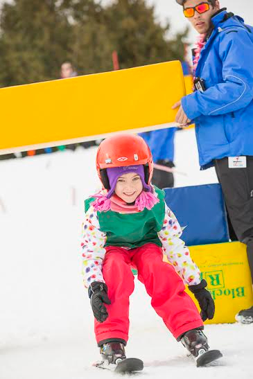 Les enfants s’initient au ski alpin au Centre de la nature
