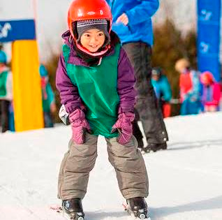 Les enfants s’initient au ski alpin au Centre de la nature