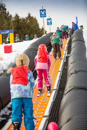 Les enfants s’initient au ski alpin au Centre de la nature