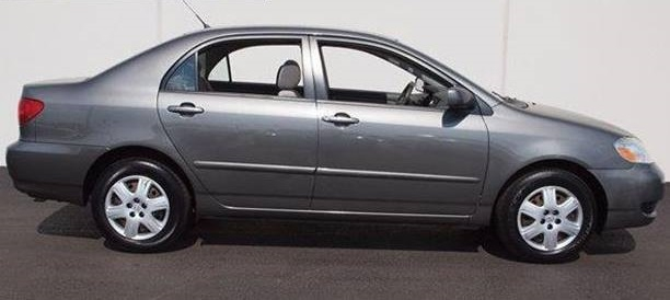 Il conduit une Toyota Corolla 2006 grise.