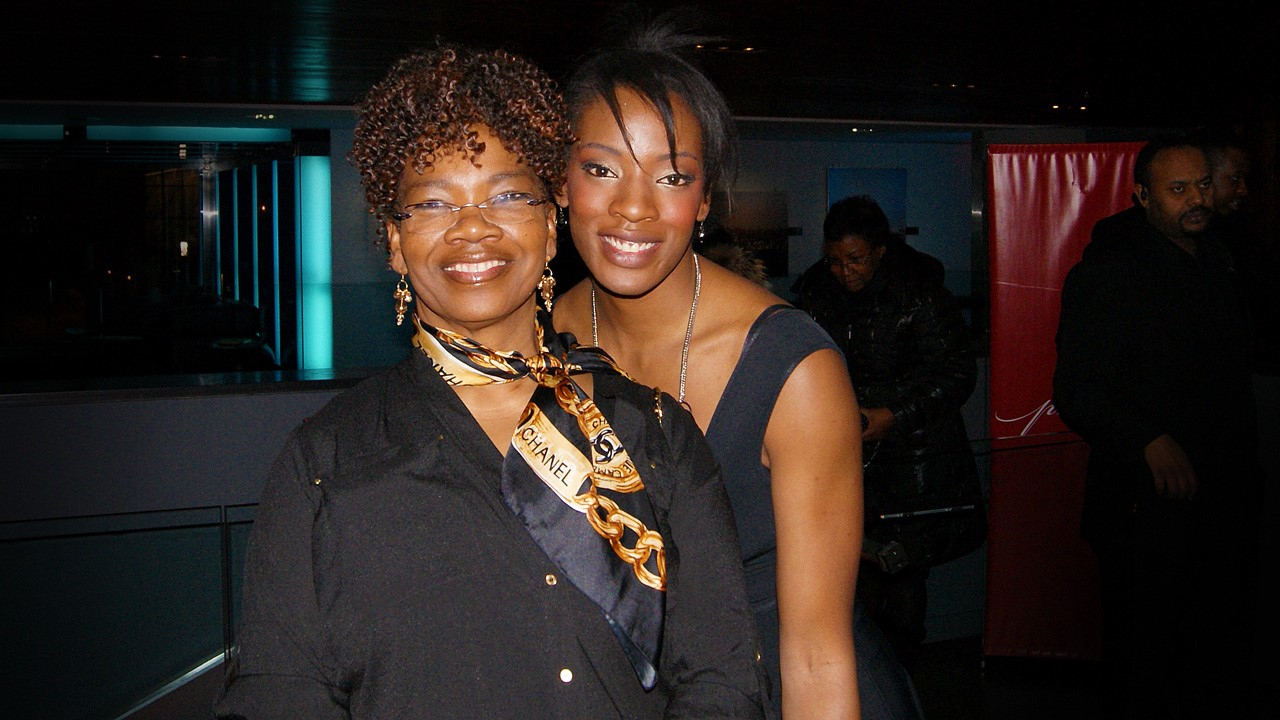 Ayisha Issa en compagnie de sa mère lors du lancement de sa collection