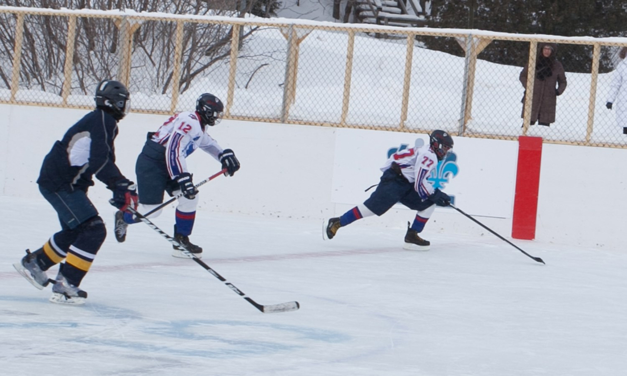 Sur la glace, malgré le temps froid, pour la persévérance scolaire