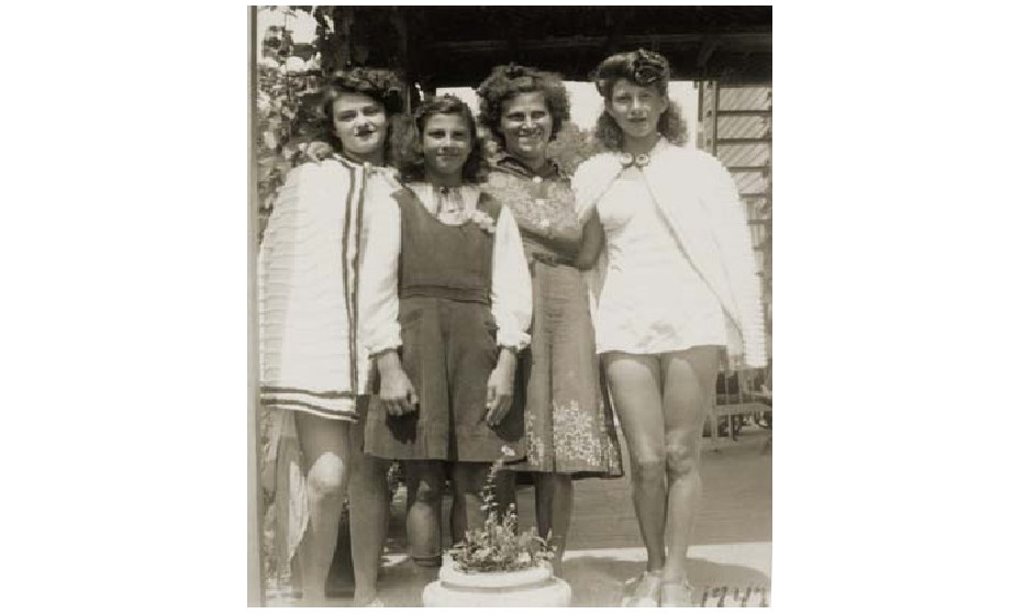 1er prix : Thérèse Tavernier.
Baigneuses avec capes – 1942
Le port d’une cape était obligatoire pour les baigneuses dans les rues du village de Plage-Laval qui comprenait alors Laval-Ouest et l’ouest de Fabreville.