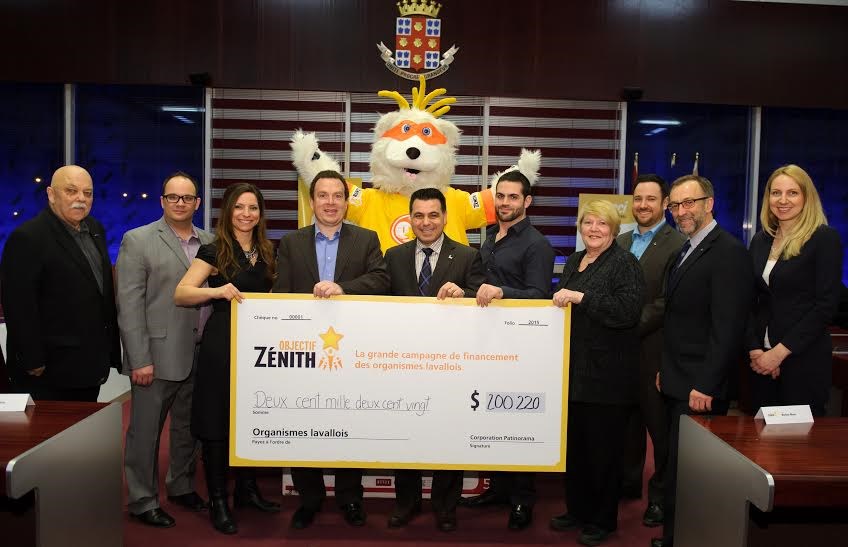 On reconnaît sur la photo, de gauche à droite : André Valentine, David Ouellet de Sports Experts, Stéphanie Girard du Cosmodôme, Georges Théberge de Mercedes-Benz Laval, David De Cotis,
vice-président du comité exécutif et conseiller municipal du quartier de Saint-Bruno, Julien Char de Vacances Sunwing, Judy Jeannin des Restaurants McDonald’s,
Marc-André Laforest de la Ville de Laval, Mario Cantin de la Banque Nationale,
Valérie Cobello, coordonnatrice de la campagne de financement Objectif Zénith et
la mascotte OZ dans le haut.