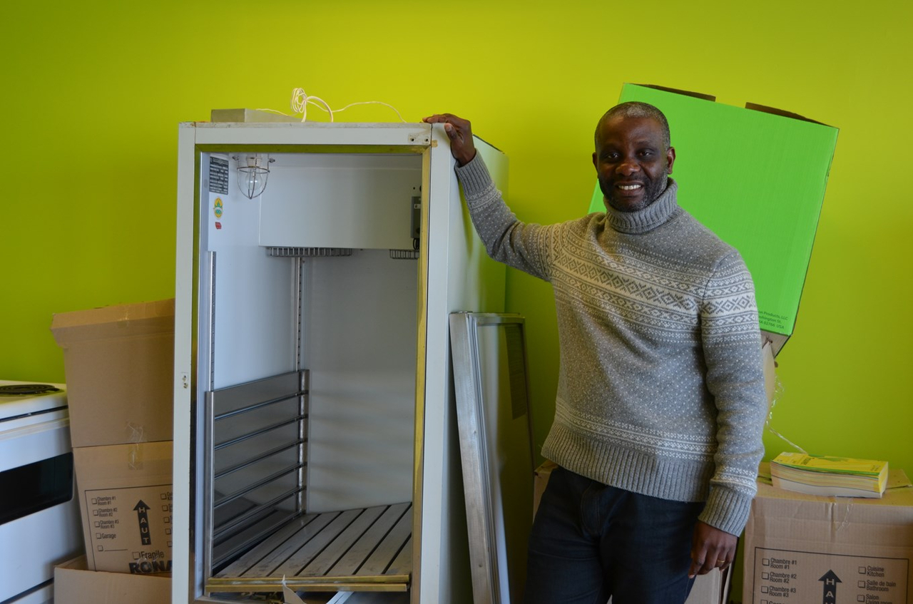 Gérard Moka, gérant le la Coop de solidarité, réceptionne du matériel pour la cuisine collective.