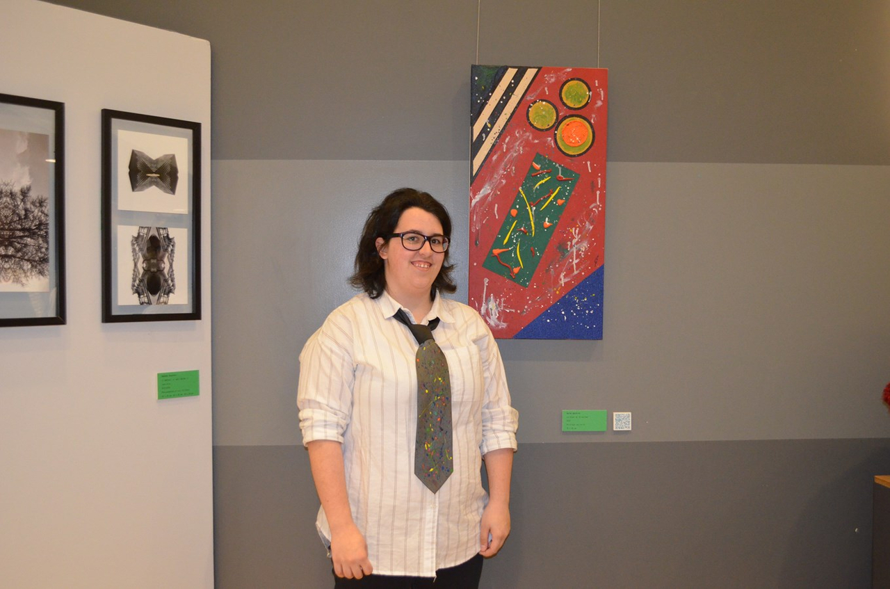 Aglaë Gauthier, designer de l'exposition et artiste, devant son oeuvre.