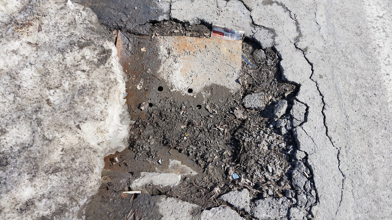 Importante crevasse en bordure de route: le conseiller St-Jean veut que la Ville bouge