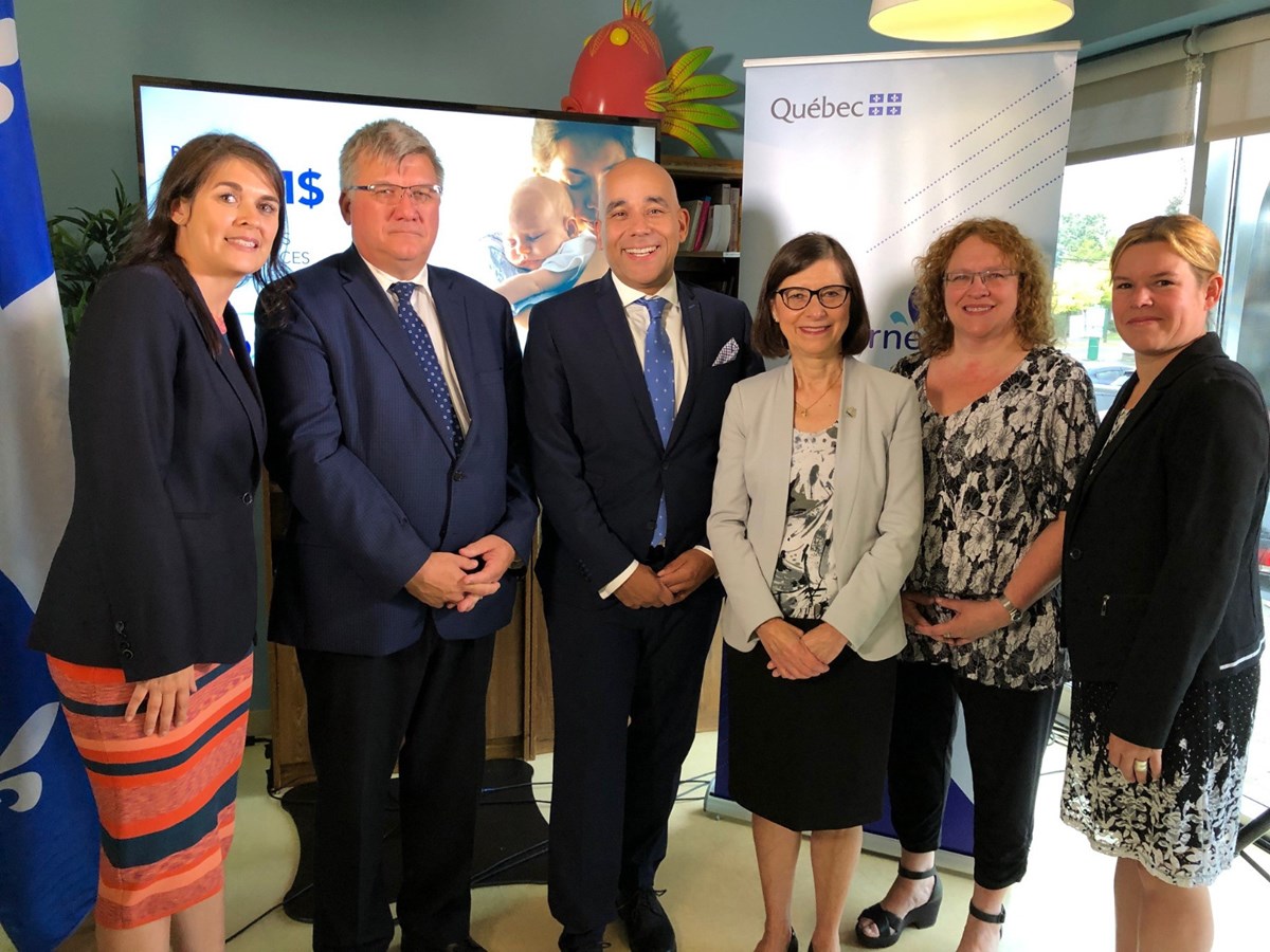 Sandra Desmeules, membre de l’Exécutif du Conseil de Ville de Laval; Christian Gagné, PDG du CISSS de Laval; Christopher Skeete, député de Sainte-Rose, Danielle McCann, ministre de la Santé et des Services sociaux; Lysane Grégoire, Directrice générale de Mieux-Naître à Laval et Amélie Landry, DG du Réseau des centres de ressources périnatales du Québec.