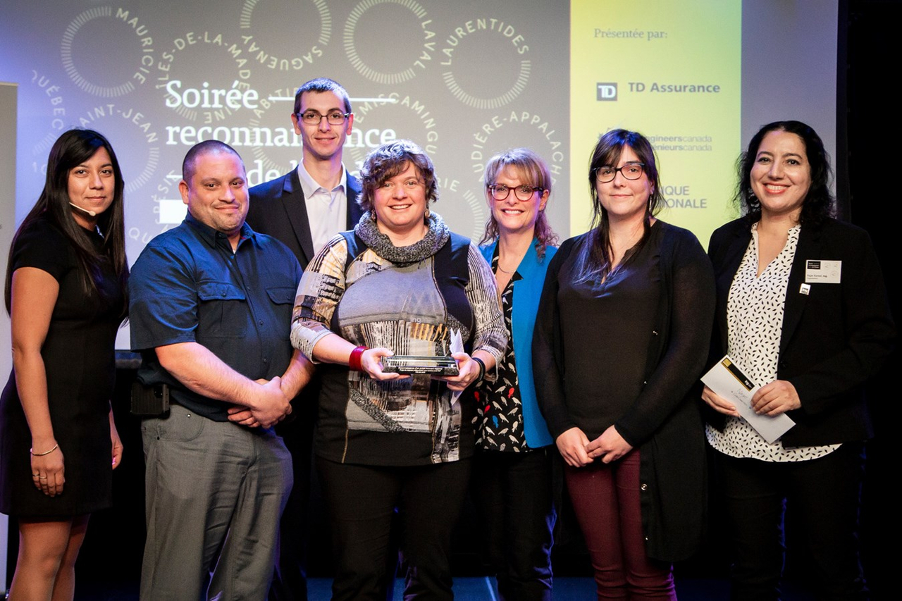 Mme Kathy Baig, ing., FIC, MBA, présidente de l’Ordre avec les lauréats de la Reconnaissance projet innovant régional, Mme Marie-Claude Larin, ing. et son équipe de la Ville de Laval, et enfin, Mme Najat Kamal, ing., présidente du comité régional Laval-Laurentides-Lanaudière.