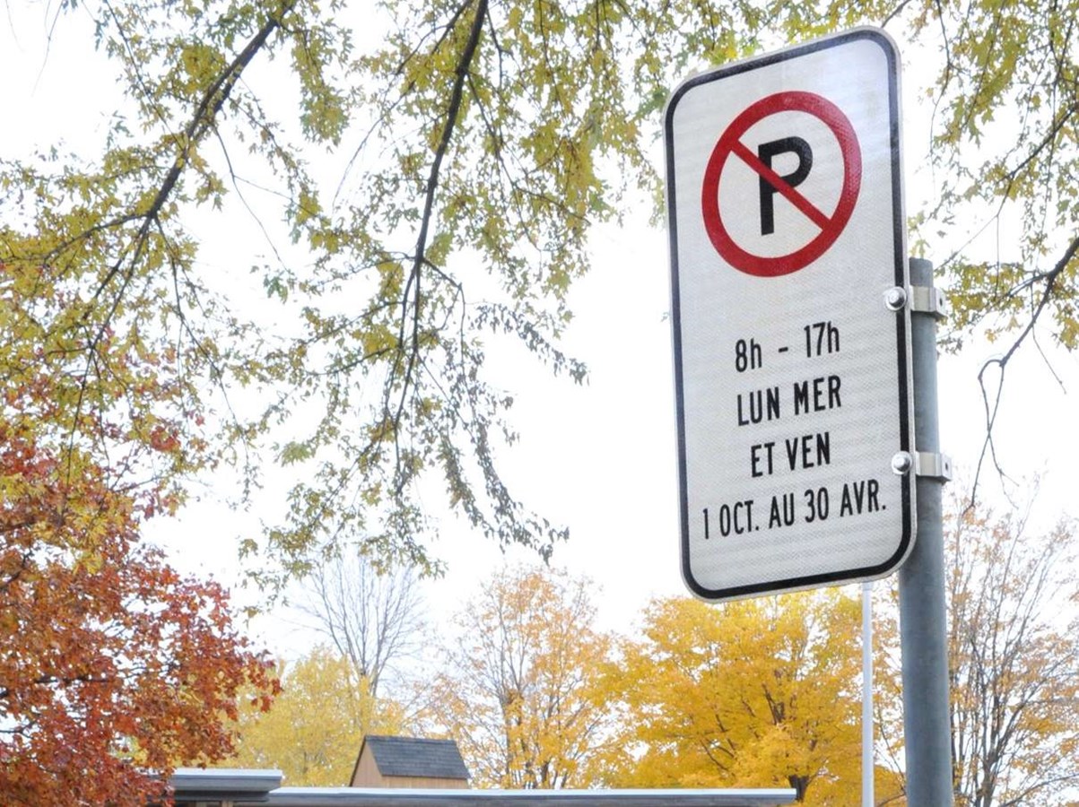 Tout le mois d'octobre, les automobilistes pourront continuer de se garer de part et d’autre de la rue aux endroits visés par la signalisation saisonnière.