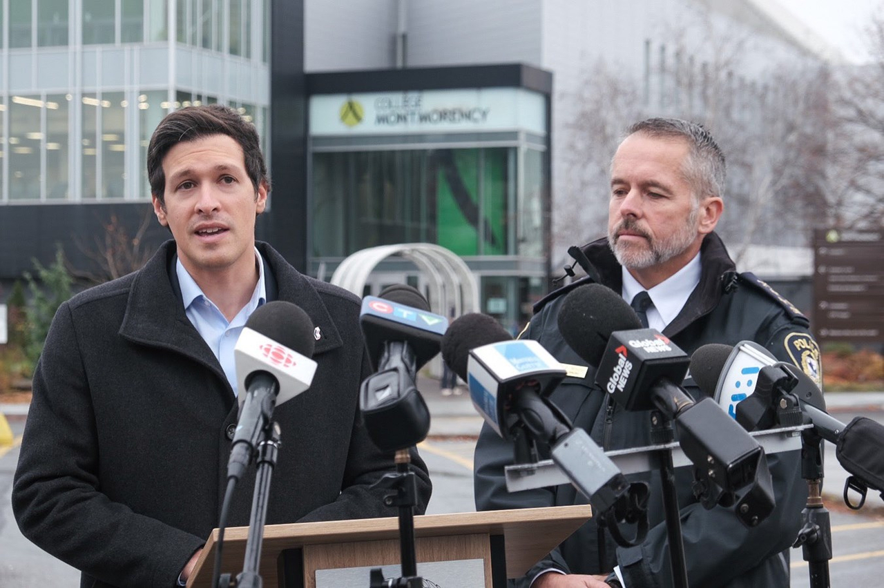 Le maire de Lava, Stéphane Boyer prend la pose avec le directeur du Service de police de la Ville de Laval, Pierre Brochet