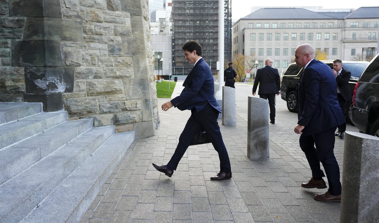 Les ministres fédéraux minimisent la fronde contre Trudeau