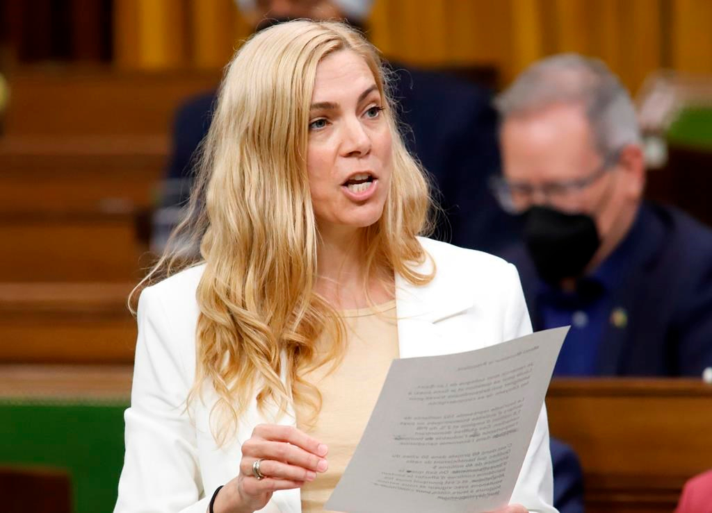 Viol collectif: Ottawa gèle le financement d'Hockey Canada